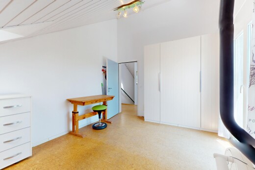 zimmer / schlafzimmer mit inside property, gipskartonwand, drywall, vinylboden, und vinyl floor