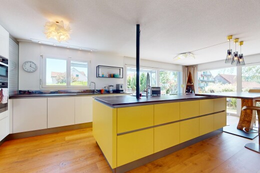 küche mit wood finish floor, holzfußboden, natural light, natürliches licht, und arbeitsplatten