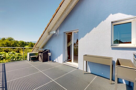 terrasse mit balkon, day time, und property visible
