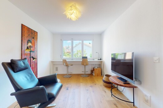 büro mit fernseher, natural light, natürliches licht, wood finish floor, und holzfußboden