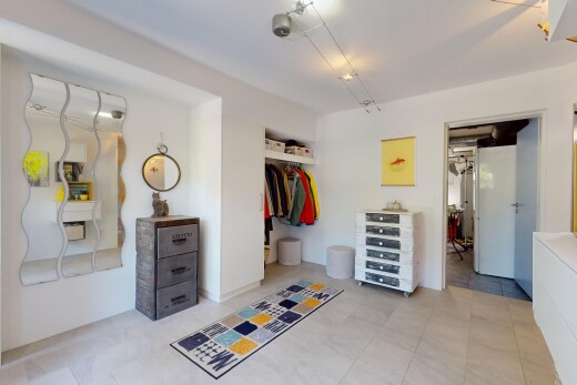 zimmer / schlafzimmer mit inside property, gipskartonwand, drywall, und kleiderschrank