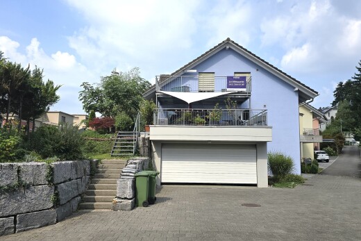 außenansicht mit treppen, balkon, eingebaute garage, day time, und property visible