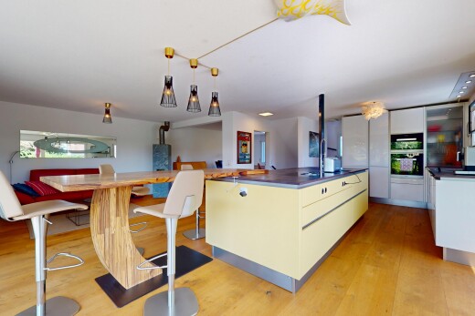 küche mit holzfußboden, wood finish floor, arbeitsplatten, kücheninsel, und inside property