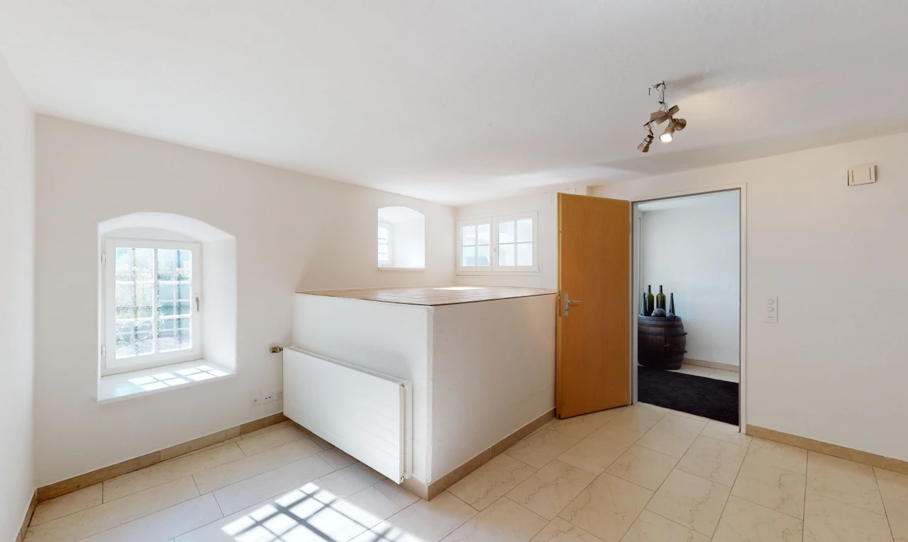 chambre vide avec carrelage et lumière naturelle