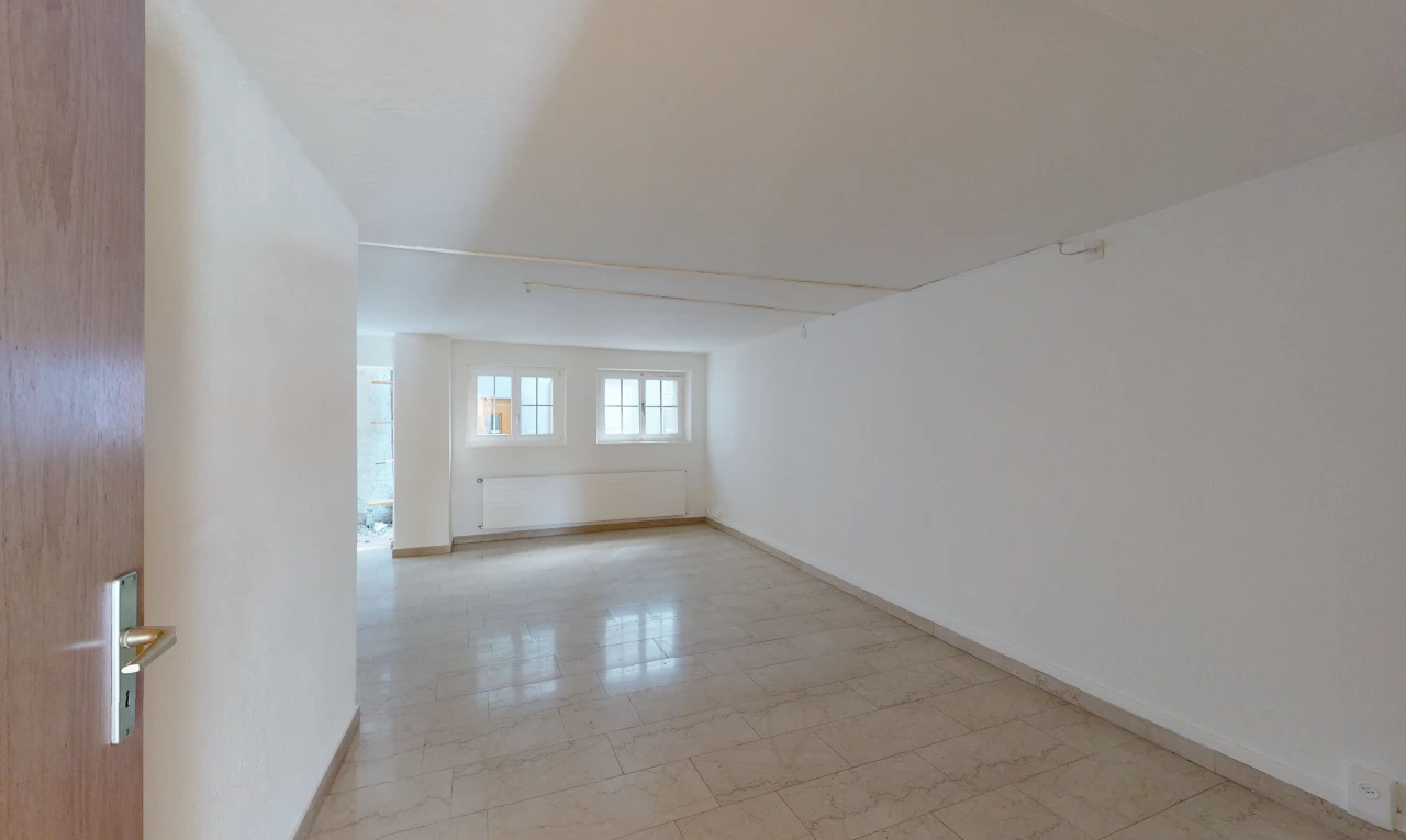 chambre vide avec carrelage et lumière naturelle