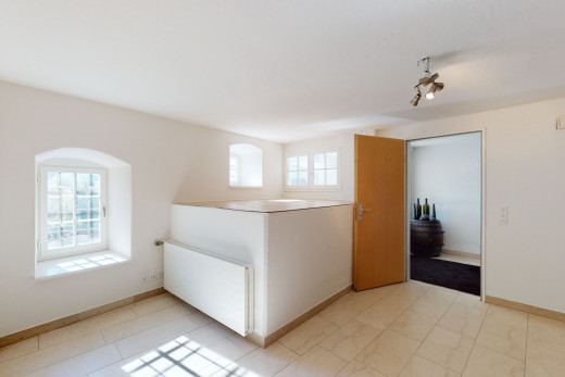 chambre vide avec carrelage et lumière naturelle