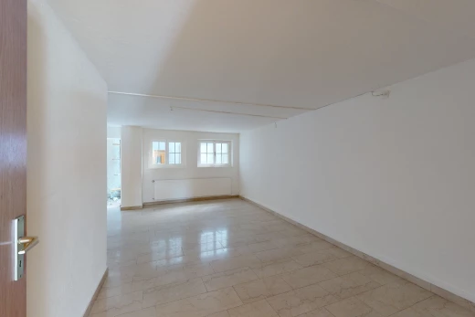 chambre vide avec carrelage et lumière naturelle