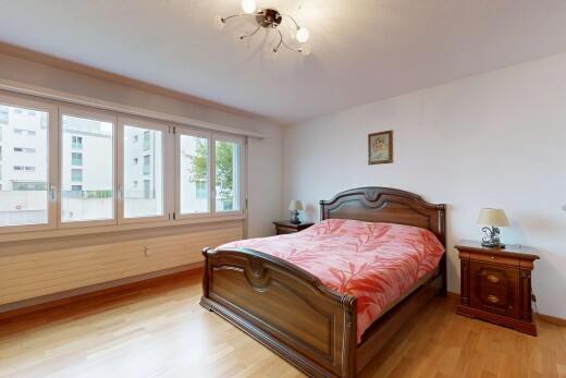 zimmer / schlafzimmer mit inside property, drywall, gipskartonwand, wood finish floor, und holzfußboden