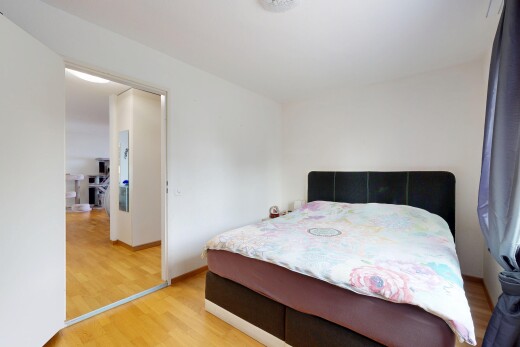 zimmer / schlafzimmer mit wood finish floor, holzfußboden, drywall, gipskartonwand, und inside property