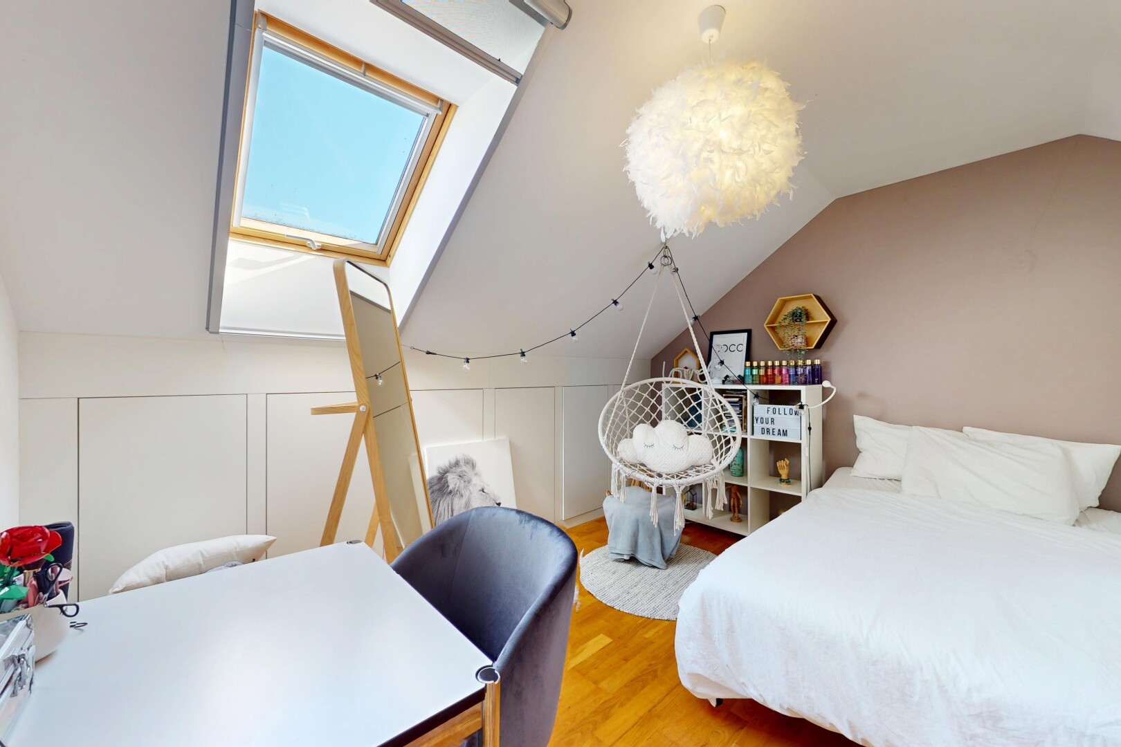 chambre avec pièce supplémentaire, inside property, wood finish floor, sol en finition bois, et vaulted ceiling
