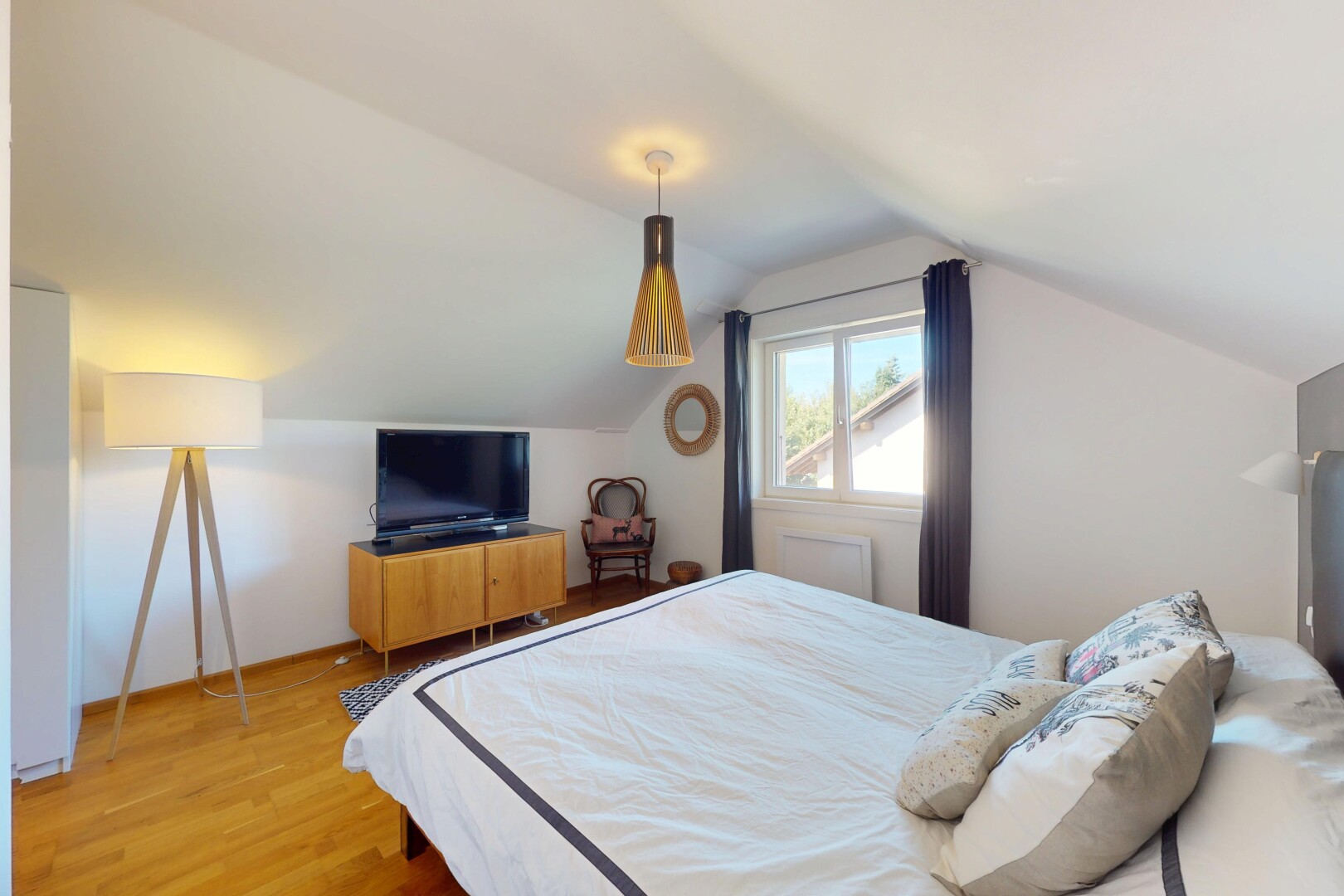 chambre avec pièce supplémentaire, inside property, télévision, drywall, et cloison sèche