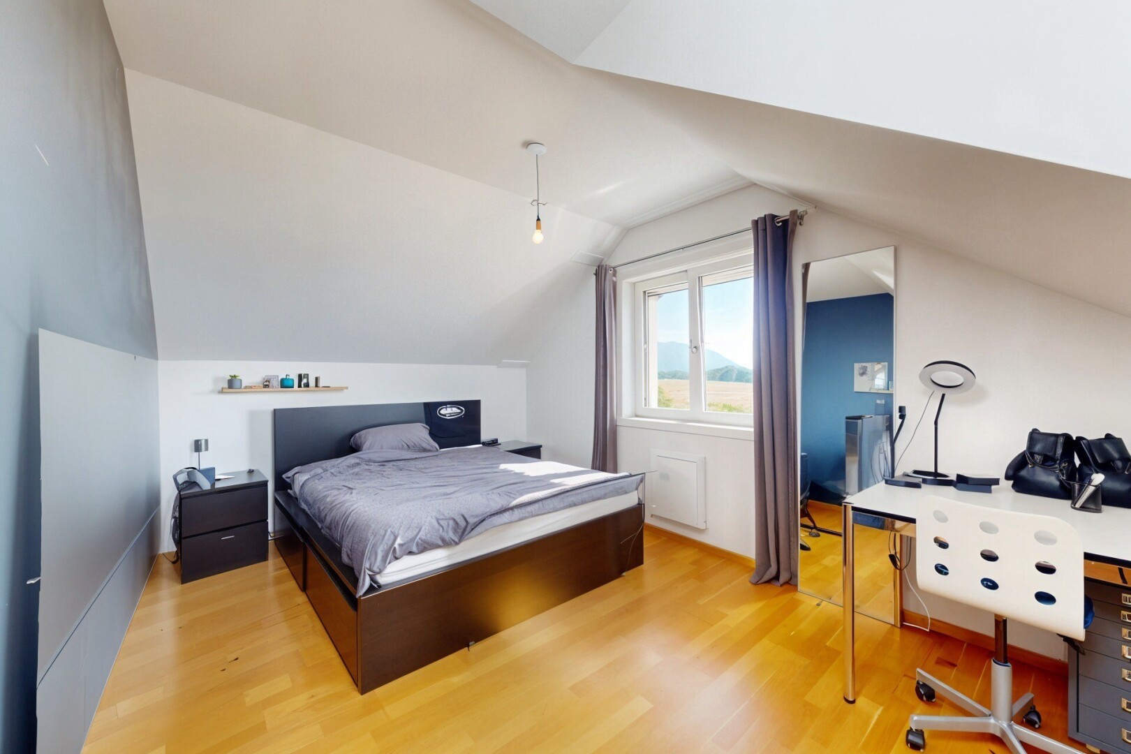 chambre avec pièce supplémentaire, inside property, wood finish floor, sol en finition bois, et natural light