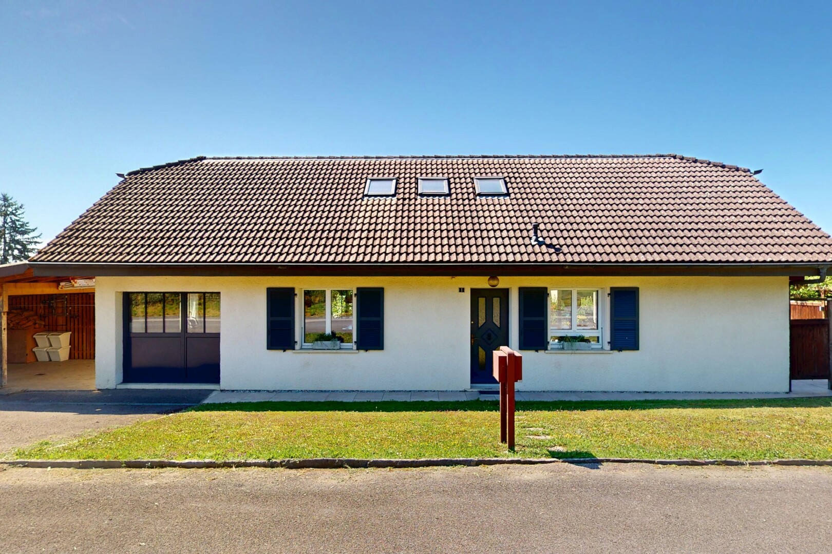 façade avec property visible, day time, bardage en stuc, toit en tuiles, et pelouse