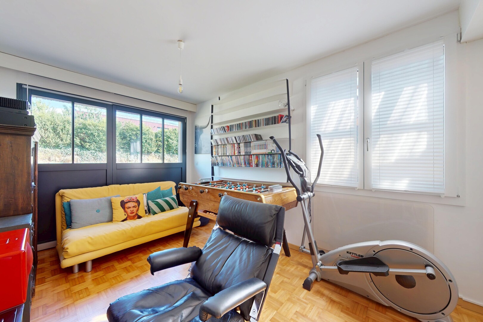 salon avec lumière naturelle, natural light, cloison sèche, drywall, et inside property
