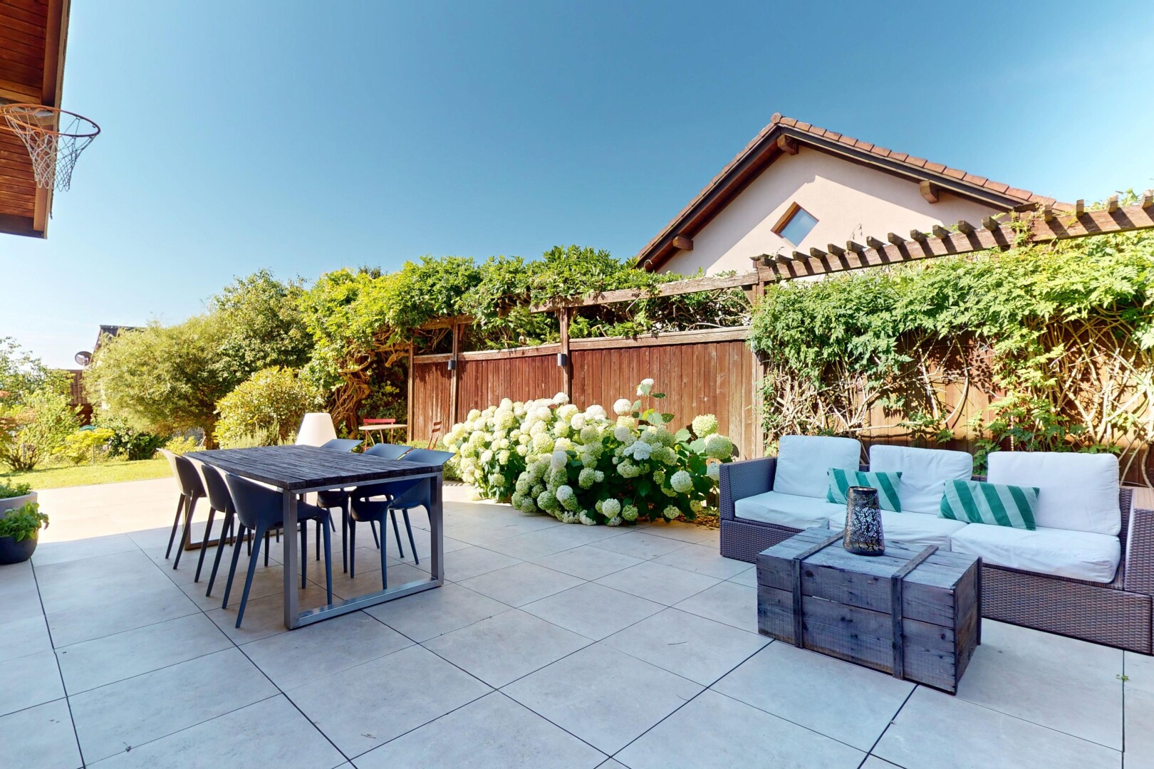 terrasse avec espace de vie extérieur, from property, terrasse, coin repas extérieur, et clôture