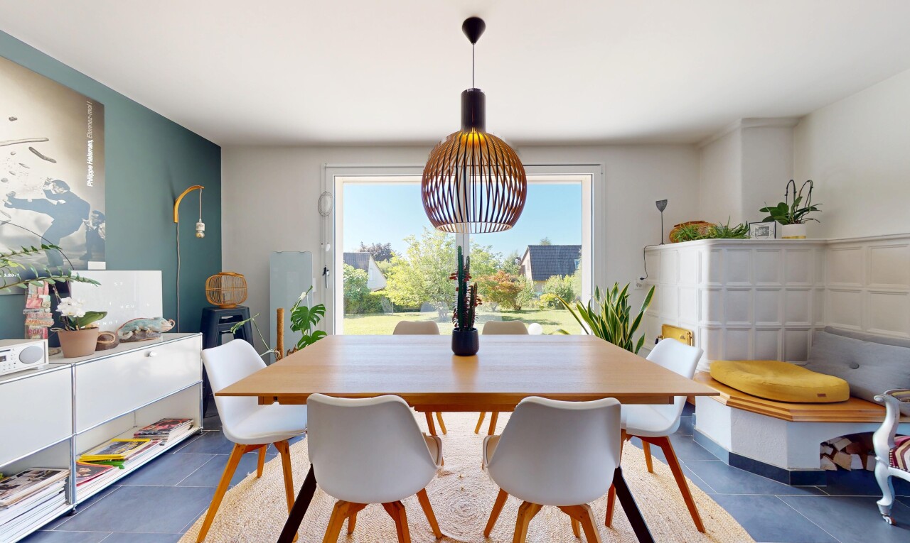 salle à manger avec natural light, lumière naturelle, drywall, cloison sèche, et tile floor