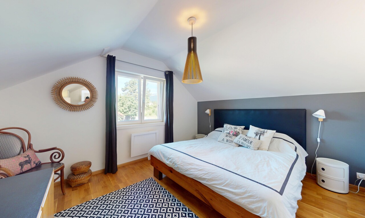 chambre avec pièce supplémentaire, sol en finition bois, wood finish floor, inside property, et lumière naturelle
