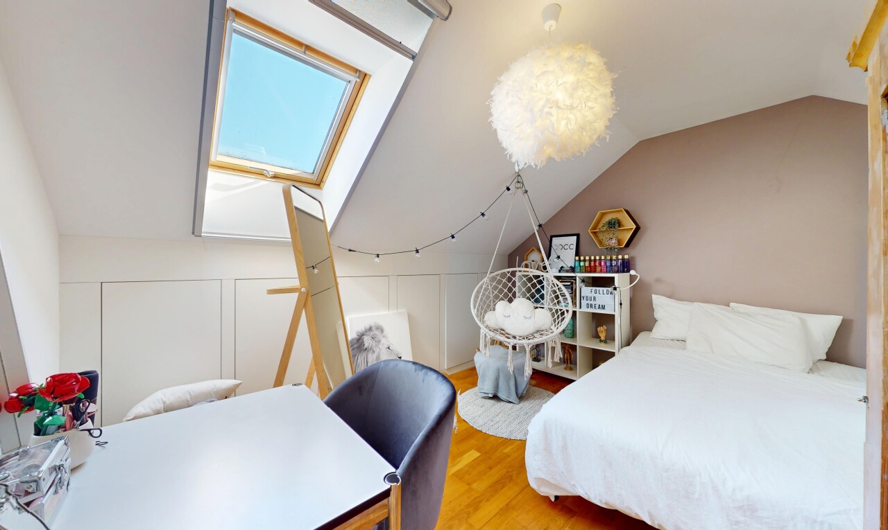 chambre avec pièce supplémentaire, inside property, wood finish floor, sol en finition bois, et vaulted ceiling
