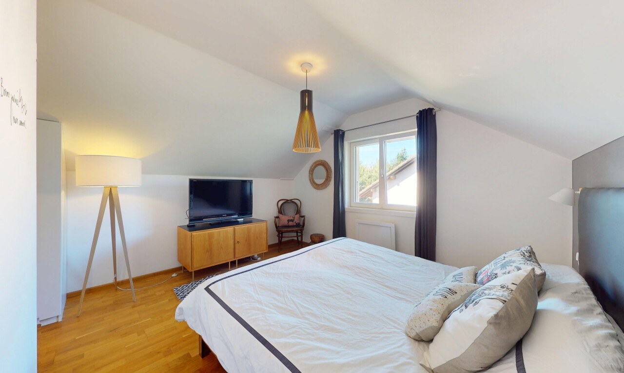 chambre avec pièce supplémentaire, inside property, télévision, drywall, et cloison sèche