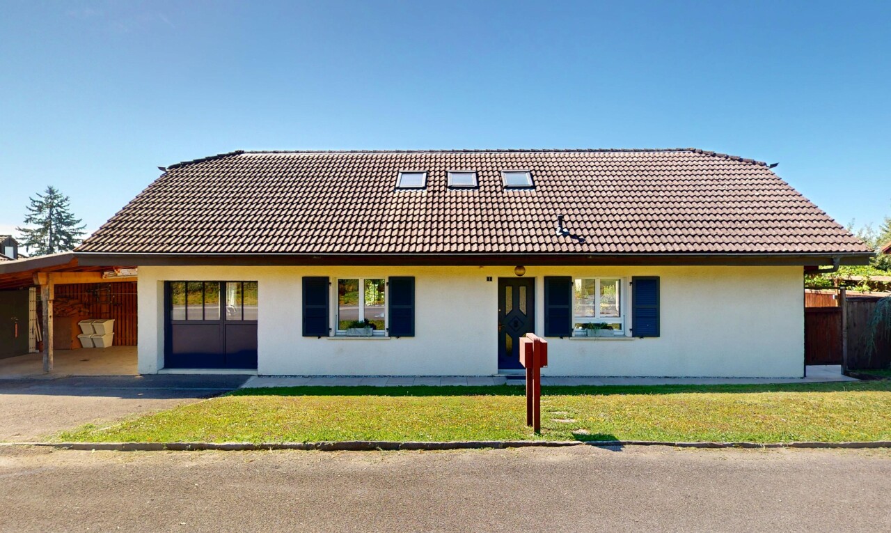 façade avec property visible, day time, bardage en stuc, toit en tuiles, et pelouse