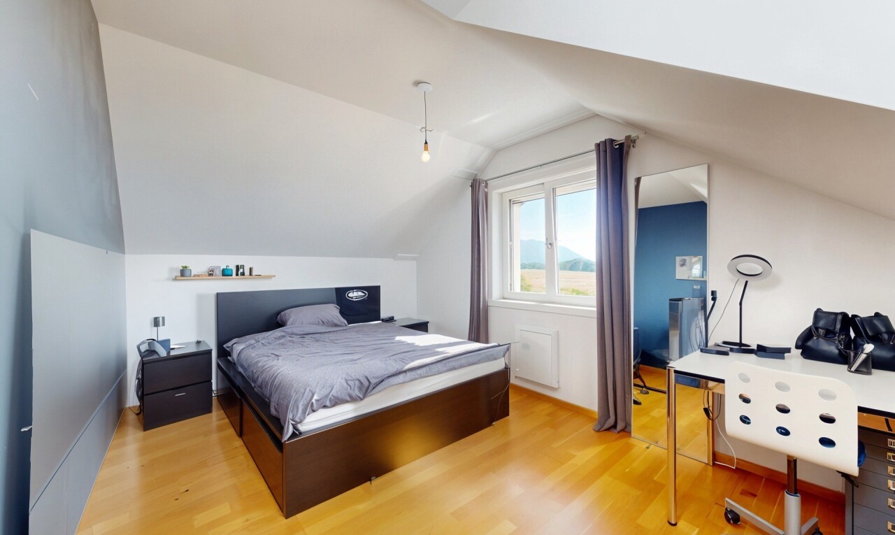 chambre avec pièce supplémentaire, inside property, wood finish floor, sol en finition bois, et natural light