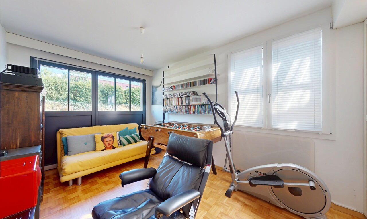 salon avec lumière naturelle, natural light, cloison sèche, drywall, et inside property