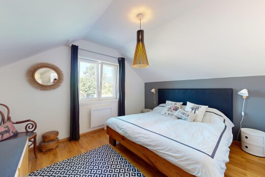 chambre avec pièce supplémentaire, sol en finition bois, wood finish floor, inside property, et lumière naturelle