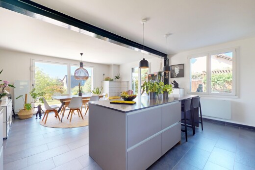 küche mit inside property, natürliches licht, natural light, kücheninsel, und gipskartonwand