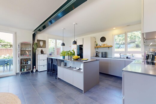 küche mit weiße schränke, schränke mit flachen paneelen, natural light, natürliches licht, und tile floor