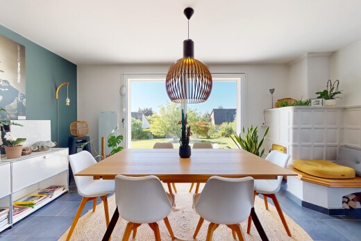 salle à manger avec natural light, lumière naturelle, drywall, cloison sèche, et tile floor