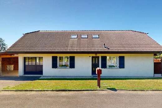 façade avec property visible, day time, bardage en stuc, toit en tuiles, et pelouse
