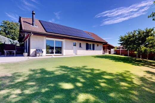 außenansicht mit solaranlage, property visible, rasen, zaun, und day time