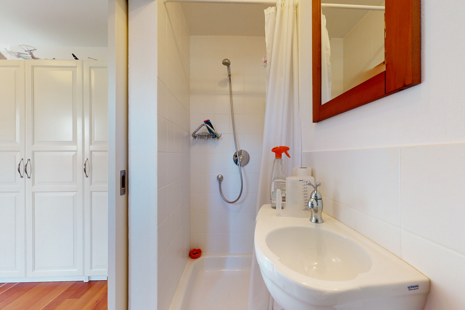 bad mit inside property, dusche, komplettes badezimmer, spiegel, und waschbecken