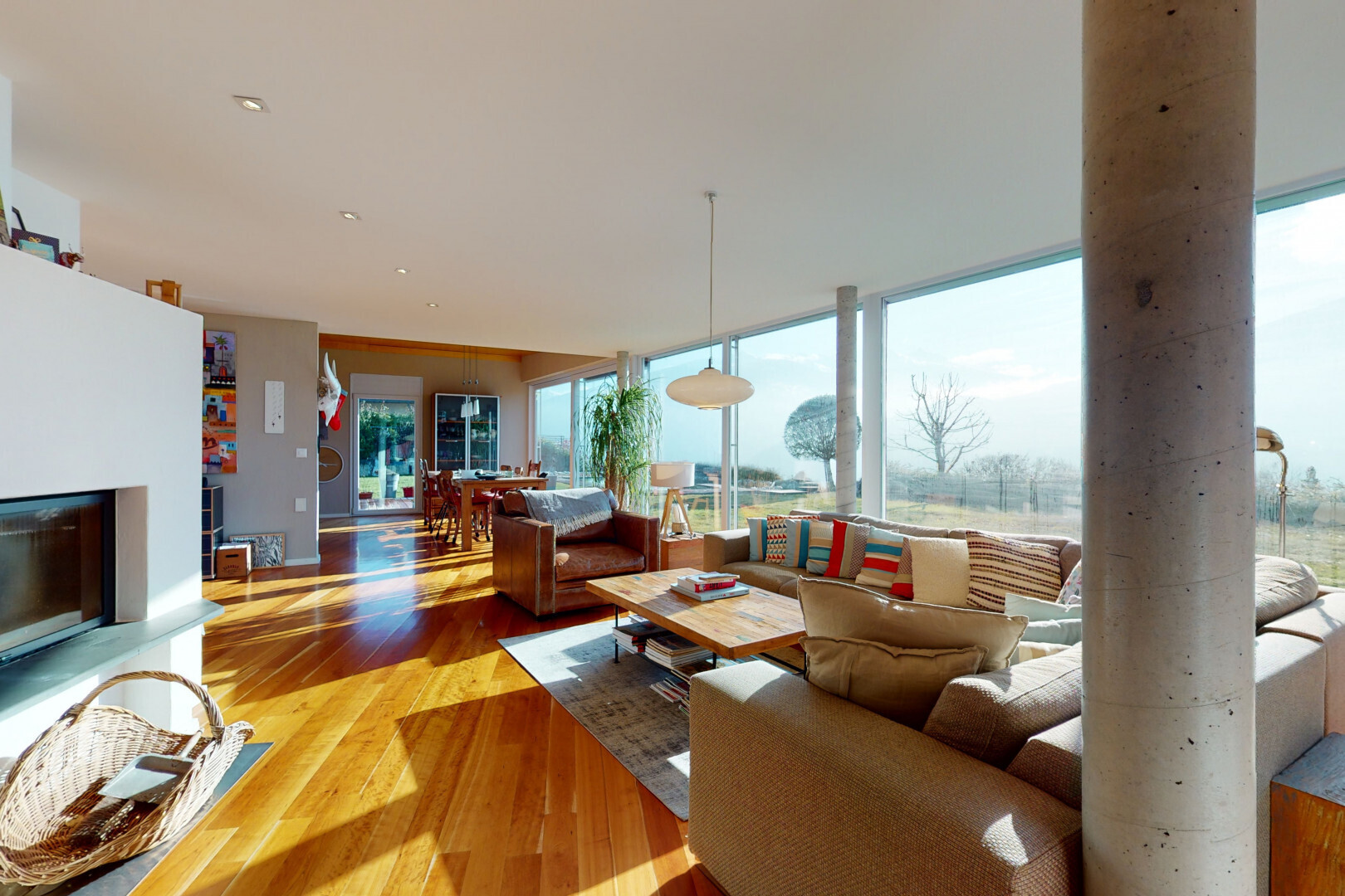 wohnzimmer mit inside property, natürliches licht, natural light, holzfußboden, und wood finish floor