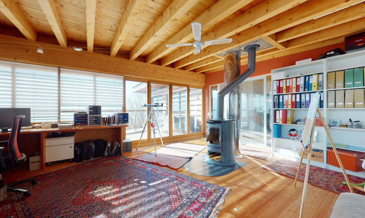 büro mit fernseher, holzfußboden, wood finish floor, holzofen, und balkendecke