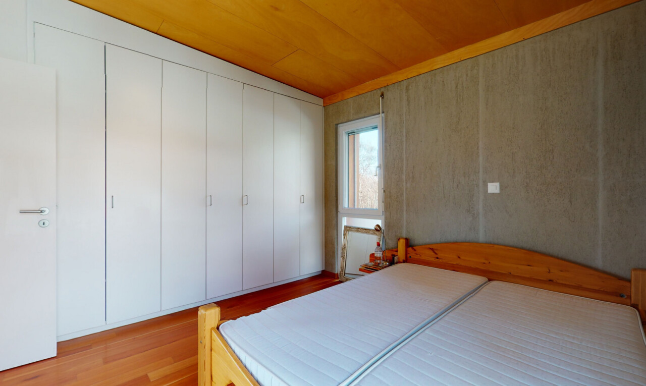 zimmer / schlafzimmer mit inside property, wood finish floor, holzfußboden, natural light, und natürliches licht