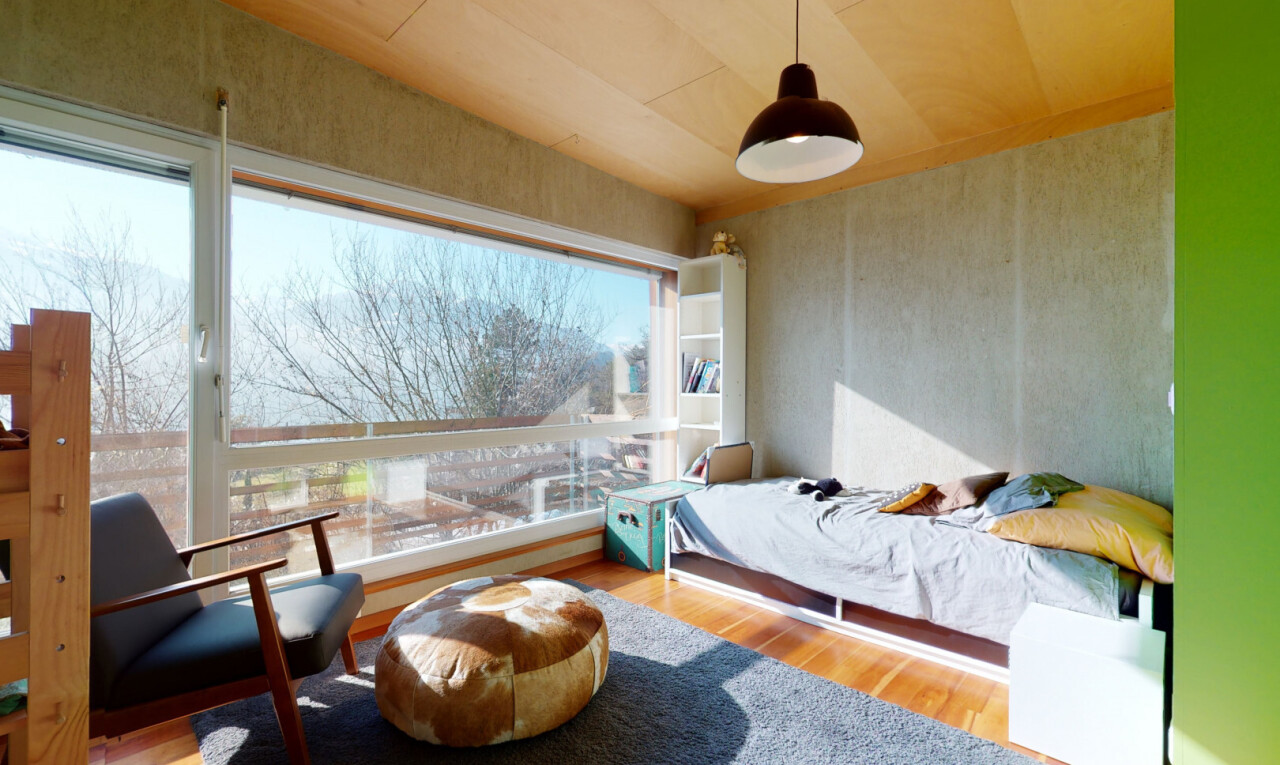 zimmer / schlafzimmer mit holzfußboden, wood finish floor, natürliches licht, natural light, und day time