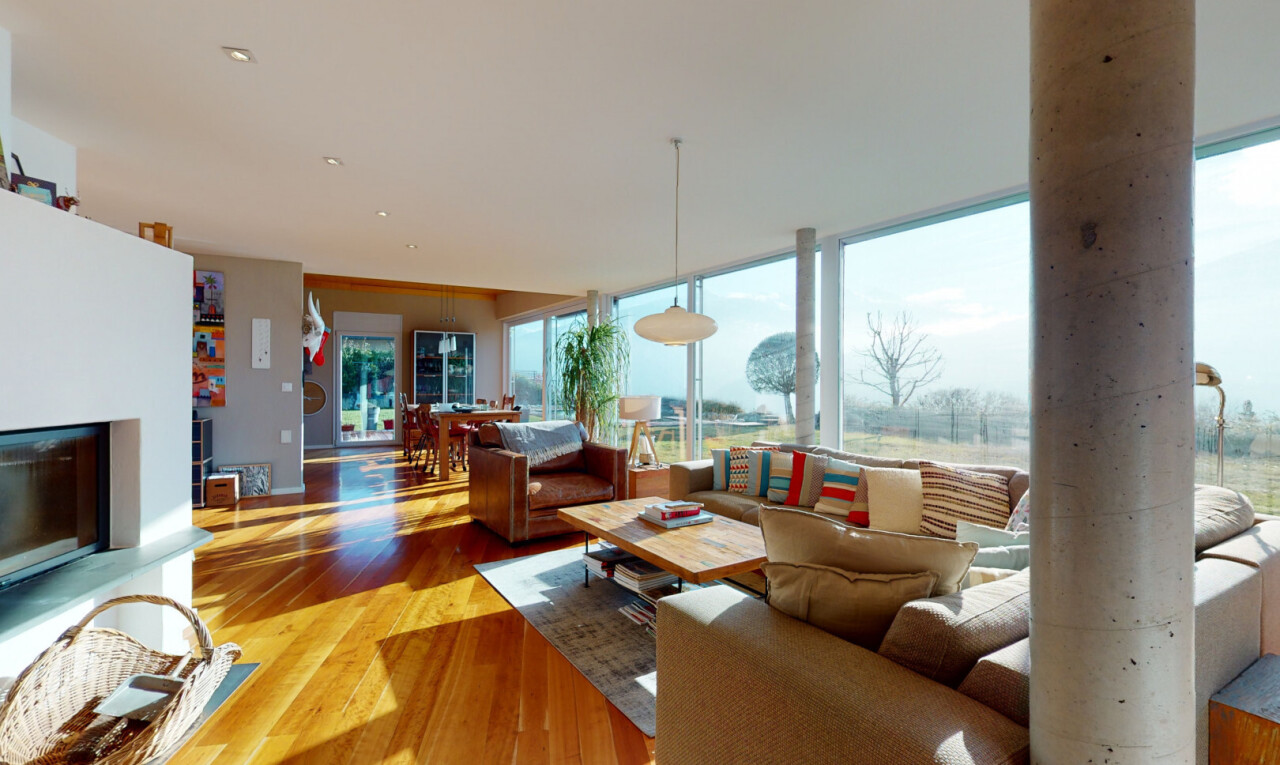 wohnzimmer mit inside property, natürliches licht, natural light, holzfußboden, und wood finish floor
