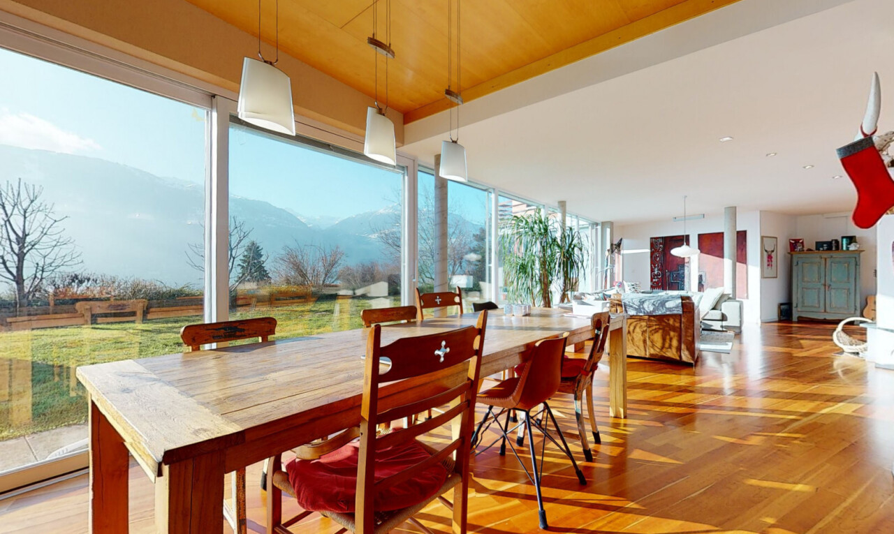 esszimmer mit natürliches licht, natural light, blick auf die berge, mountain view, und holzfußboden