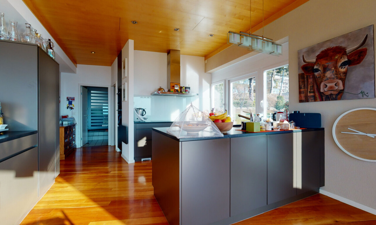 küche mit wood ceiling, holzdecke, wood finish floor, holzfußboden, und inside property