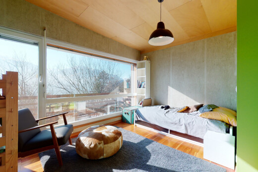 chambre avec sol en finition bois, wood finish floor, lumière naturelle, natural light, et day time