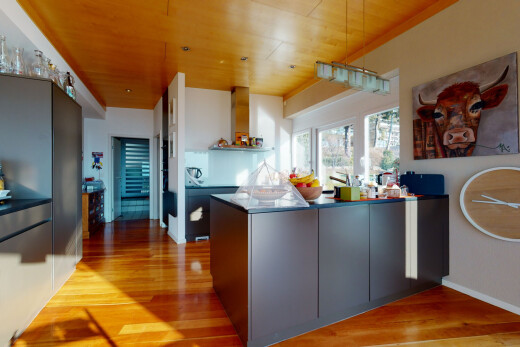 cuisine avec wood ceiling, plafond en bois, wood finish floor, sol en finition bois, et inside property