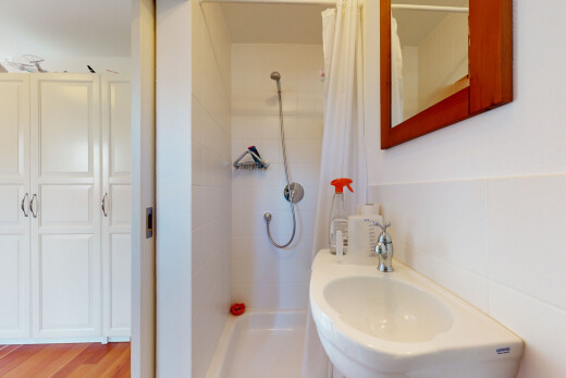 salle de bains avec inside property, douche, salle de bain complète, miroir, et évier