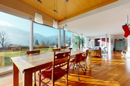 salle à manger avec lumière naturelle, natural light, vue sur la montagne, mountain view, et sol en finition bois