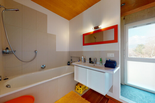 salle de bains avec lumière naturelle, natural light, lavabo (ou coiffeuse selon le contexte), inside property, et salle de bain complète