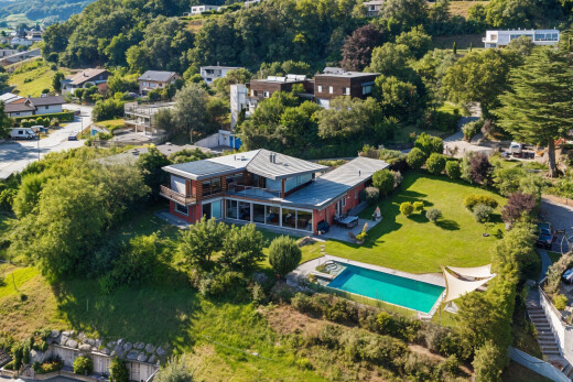 piscine avec property visible et piscine