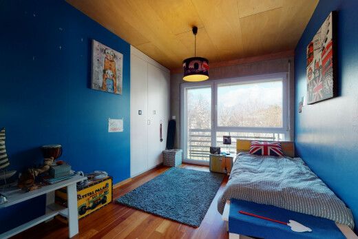 chambre avec lumière naturelle, natural light, inside property, sol en finition bois, et wood finish floor