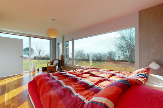 zimmer / schlafzimmer mit außenzugang, wood finish floor, holzfußboden, natural light, und natürliches licht