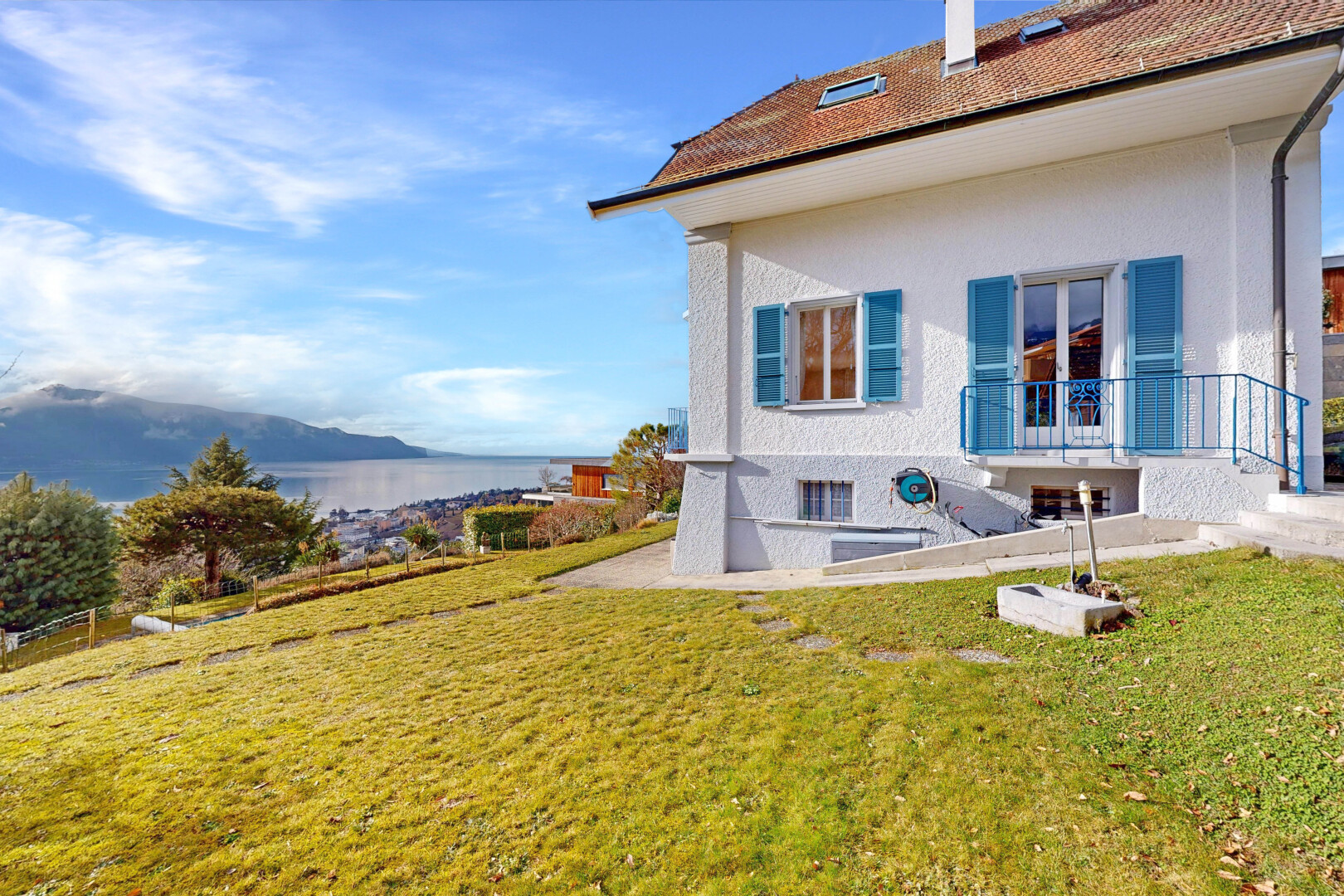 façade avec pelouse, day time, bardage en stuc, from property, et cheminée