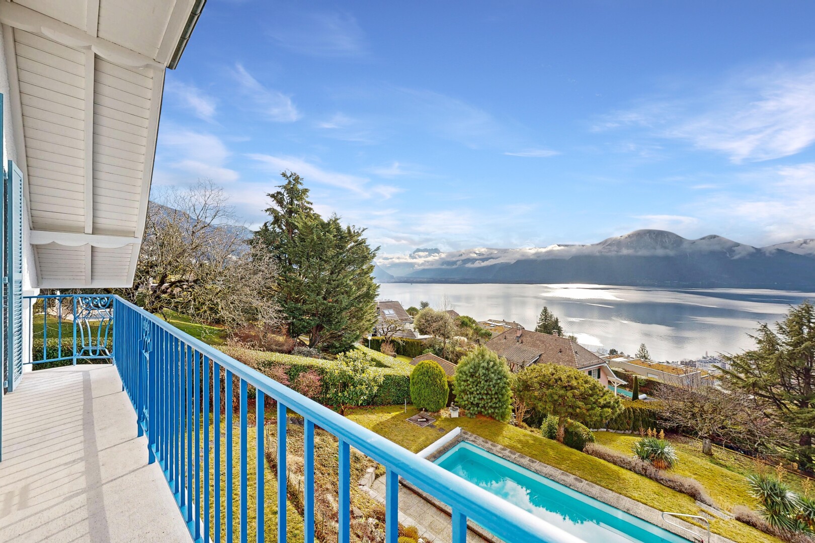 balcon avec balcon, from property, day time, pool view, et vue sur la piscine